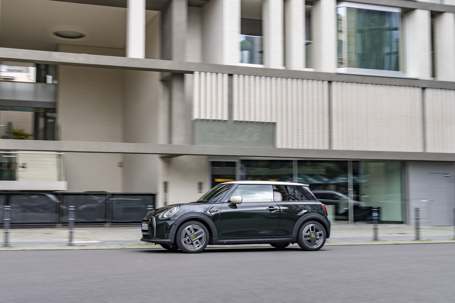 Download 2022 Mini Cooper SE Resolute Edition - Side HD Wallpaper 1921x1280 #63