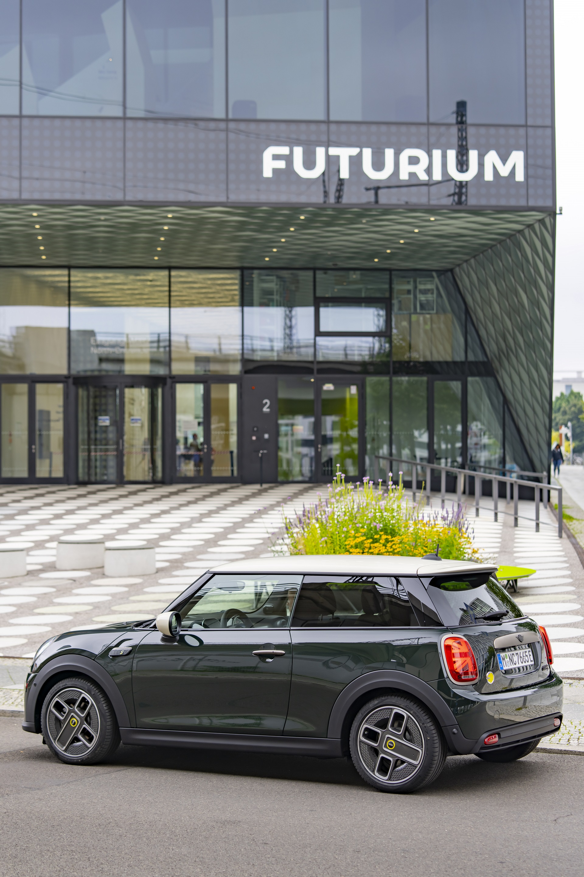 Download 2022 Mini Cooper SE Resolute Edition - Side HD Phone Wallpaper 1920x2880 #54