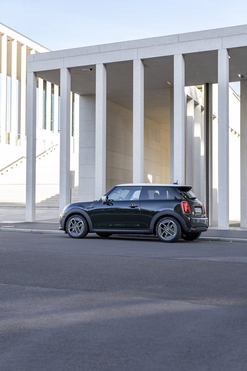 2022 Mini Cooper SE Resolute Edition - Side Phone Wallpaper 850x1275 #28