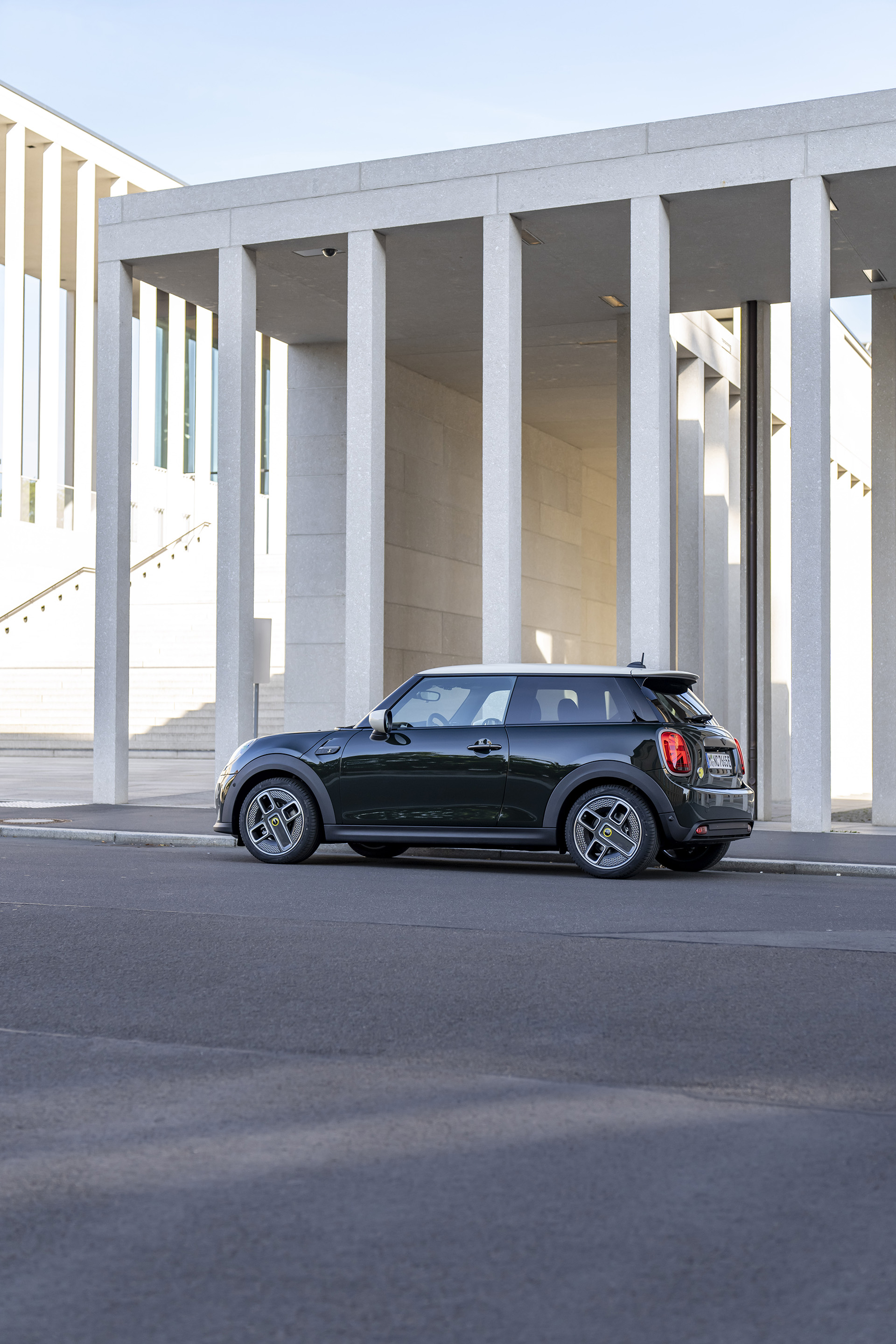 Download 2022 Mini Cooper SE Resolute Edition - Side HD Phone Wallpaper 1920x2880 #28