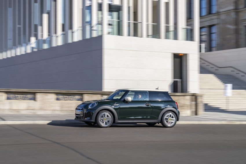 2022 Mini Cooper SE Resolute Edition - Side Wallpaper 850x567 #23