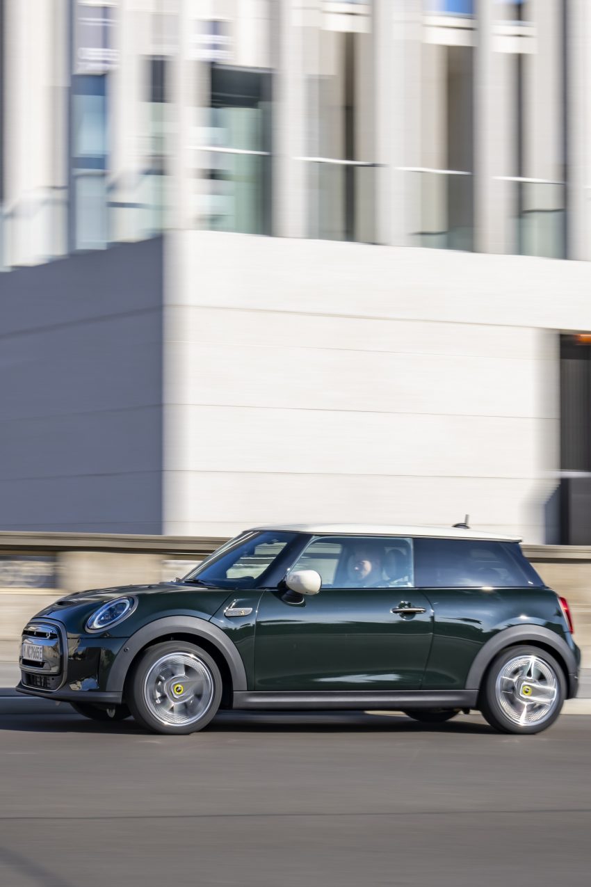 2022 Mini Cooper SE Resolute Edition - Side Phone Wallpaper 850x1275 #24