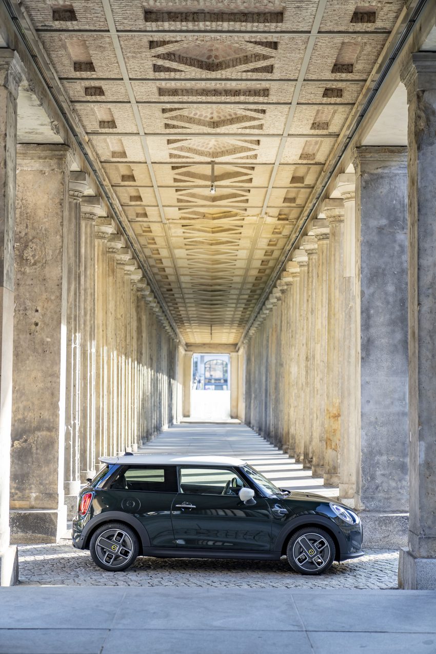 2022 Mini Cooper SE Resolute Edition - Side Phone Wallpaper 850x1275 #33