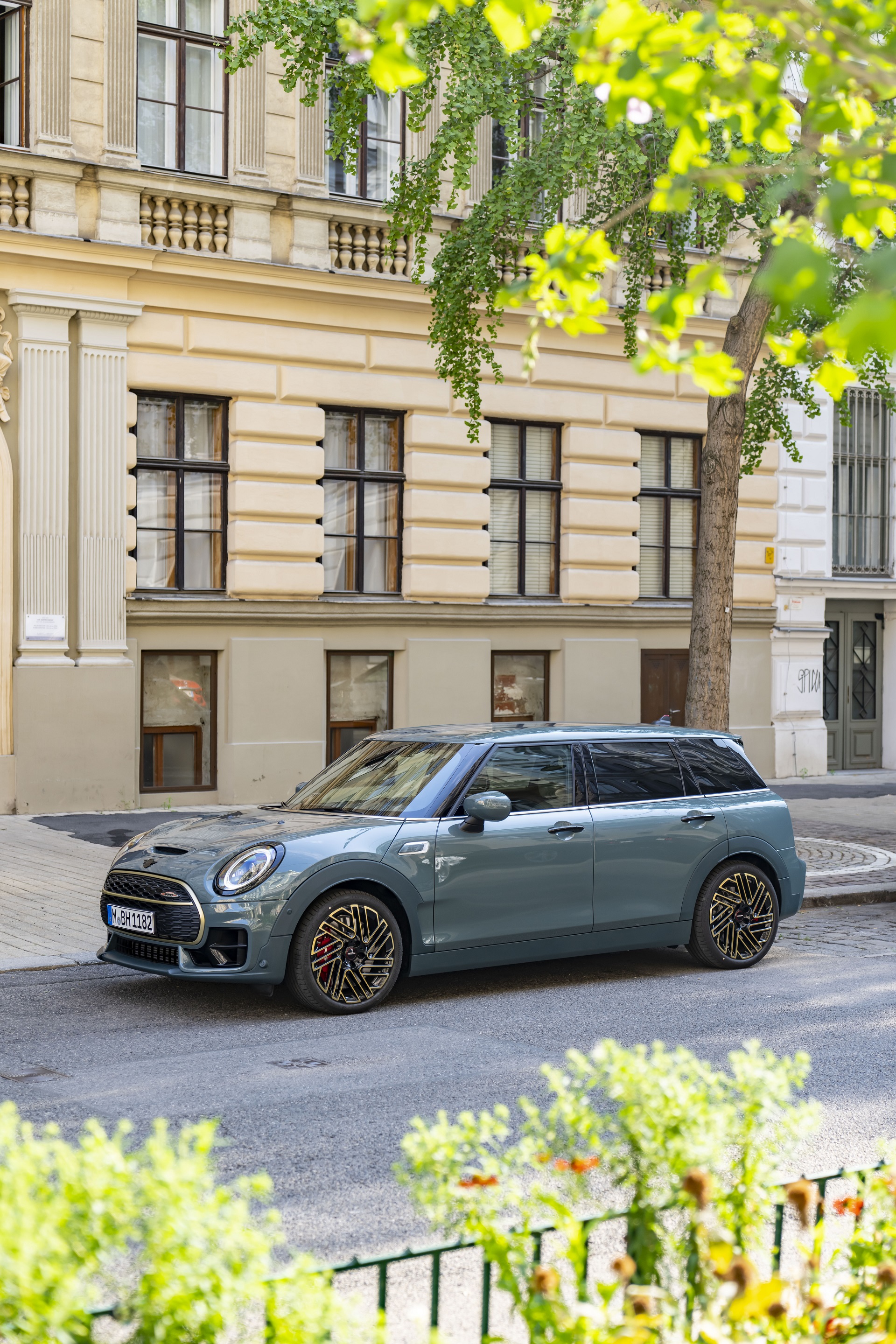 Download 2022 Mini John Cooper Works Clubman Untold Edition - Front Three-Quarter HD Phone Wallpaper 1920x2880 #38