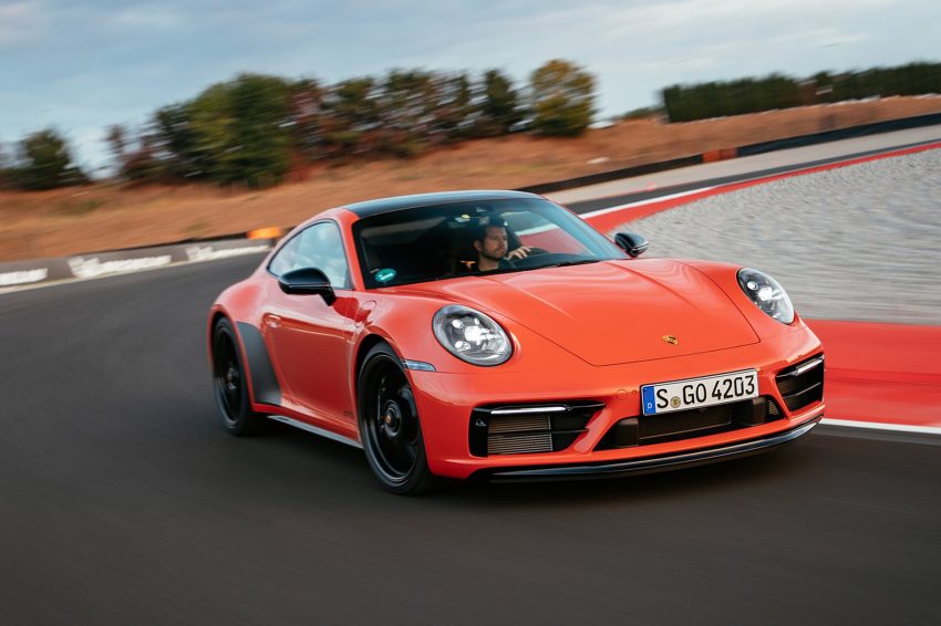 2022 Porsche 911 Carrera 4 GTS - Front Three-Quarter Wallpaper 850x566 #1