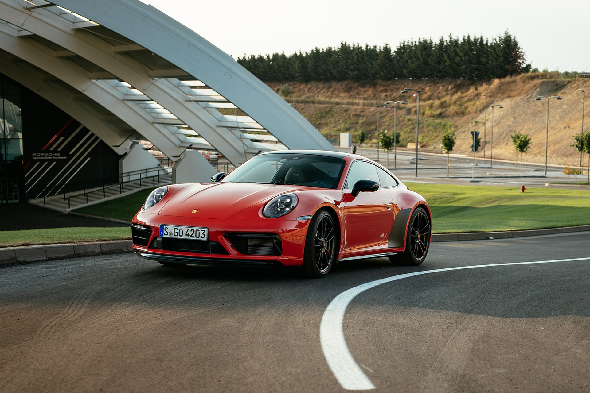 Download 2022 Porsche 911 Carrera 4 GTS - Front Three-Quarter HD Wallpaper 1921x1281 #33