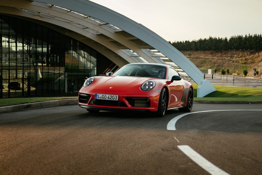 2022 Porsche 911 Carrera 4 GTS - Front Three-Quarter Wallpaper 850x567 #34