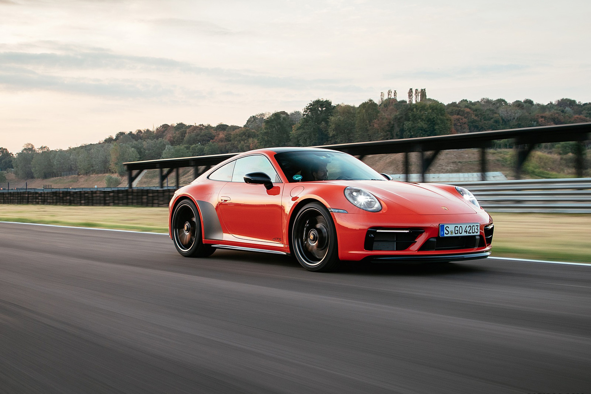 Download 2022 Porsche 911 Carrera 4 GTS - Front Three-Quarter HD Wallpaper 1921x1281 #3