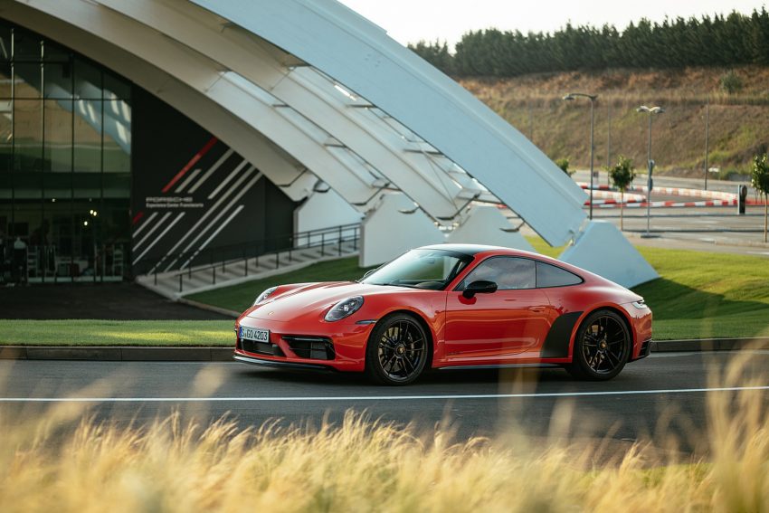 2022 Porsche 911 Carrera 4 GTS - Front Three-Quarter Wallpaper 850x567 #35