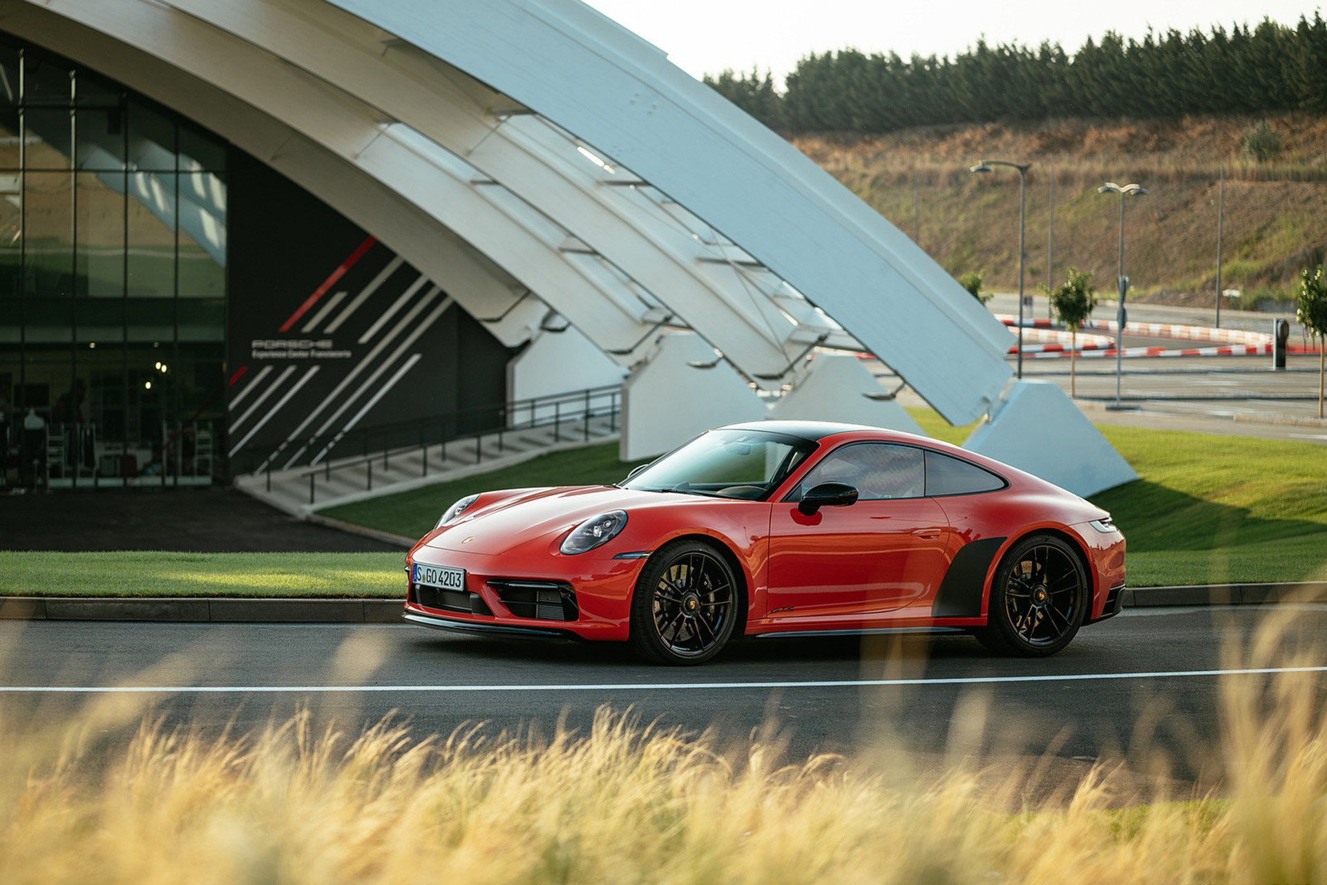 Download 2022 Porsche 911 Carrera 4 GTS - Front Three-Quarter HD Wallpaper 1921x1281 #35