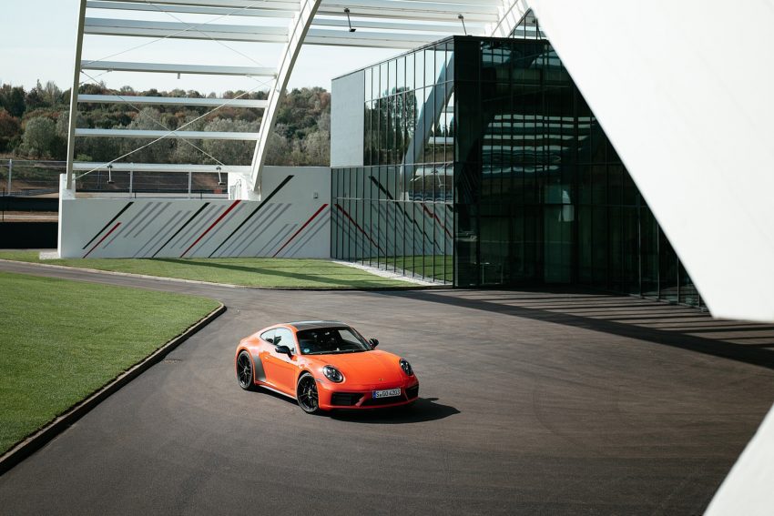 2022 Porsche 911 Carrera 4 GTS - Front Three-Quarter Wallpaper 850x567 #37