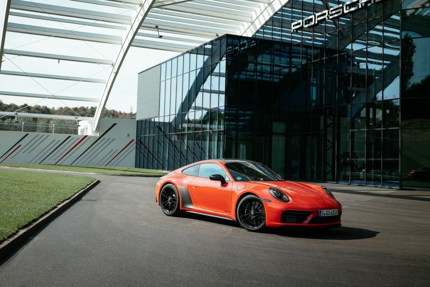 2022 Porsche 911 Carrera 4 GTS - Front Three-Quarter Wallpaper 850x567 #38