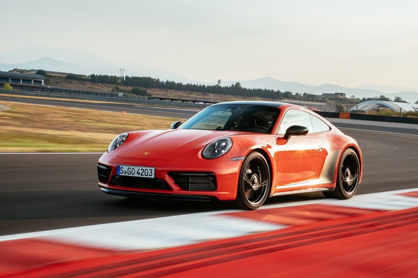 2022 Porsche 911 Carrera 4 GTS - Front Three-Quarter Wallpaper 850x566 #12