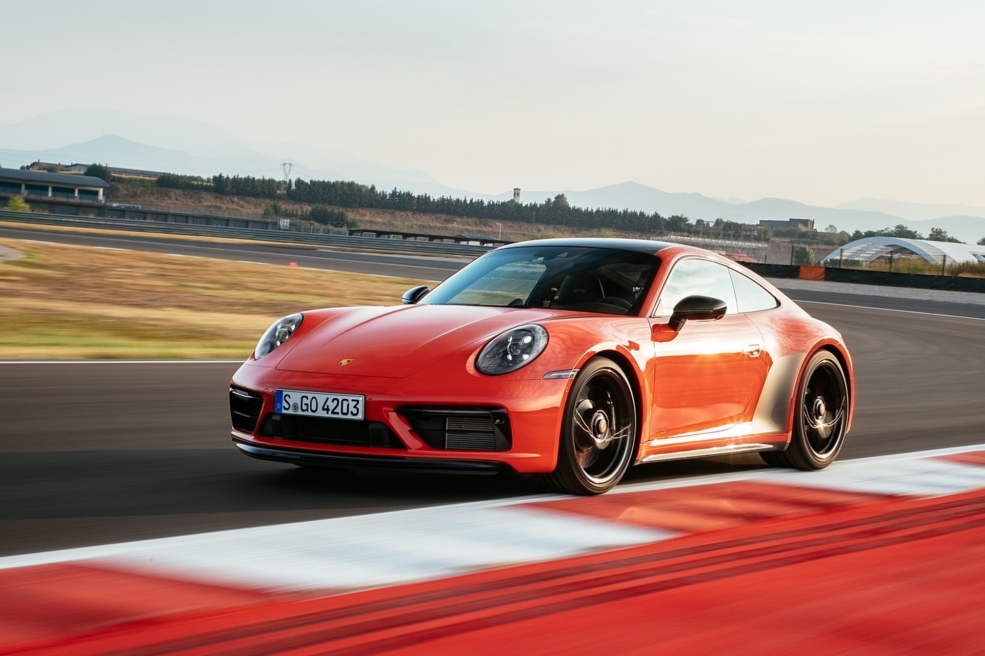 Download 2022 Porsche 911 Carrera 4 GTS - Front Three-Quarter HD Wallpaper 1921x1280 #12
