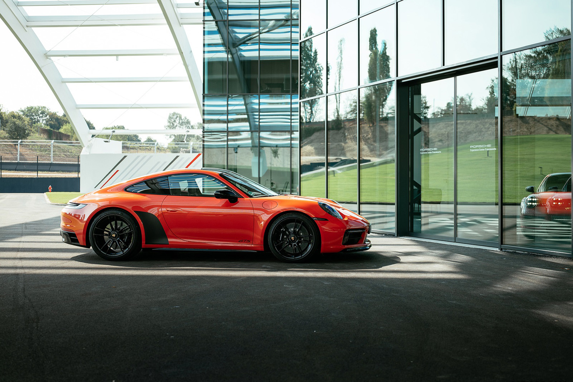 Download 2022 Porsche 911 Carrera 4 GTS - Side HD Wallpaper 1921x1281 #39