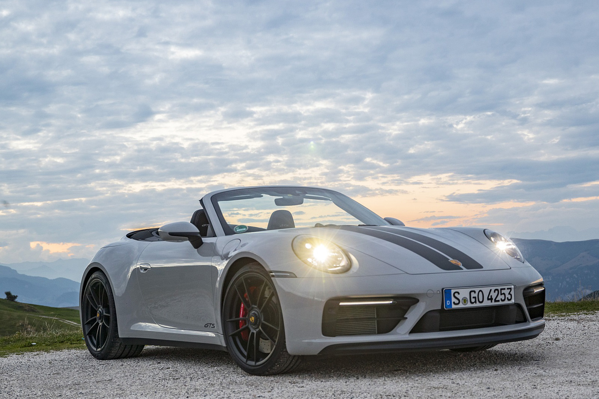 Download 2022 Porsche 911 Carrera GTS Cabriolet - Front Three-Quarter HD Wallpaper 1920x1280 #26