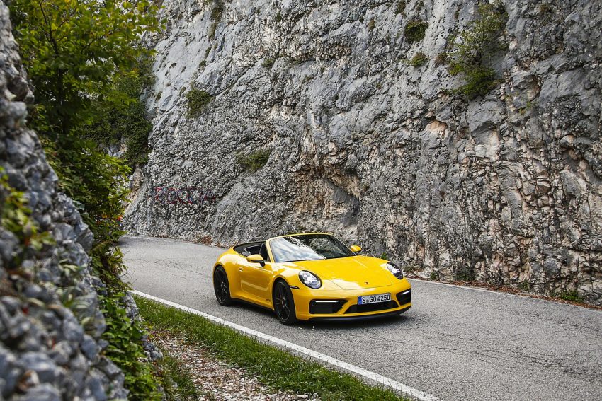 2022 Porsche 911 Carrera GTS Cabriolet - Front Three-Quarter Wallpaper 850x567 #7