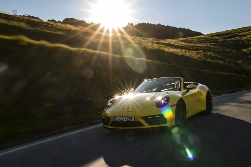 2022 Porsche 911 Carrera GTS Cabriolet - Front Three-Quarter Wallpaper 850x567 #6