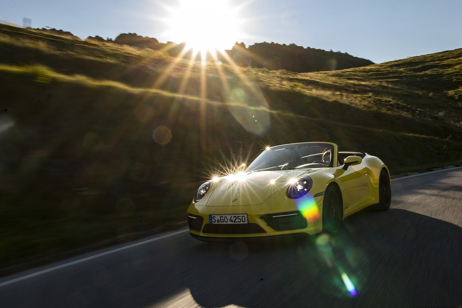 Download 2022 Porsche 911 Carrera GTS Cabriolet - Front Three-Quarter HD Wallpaper 1920x1280 #6