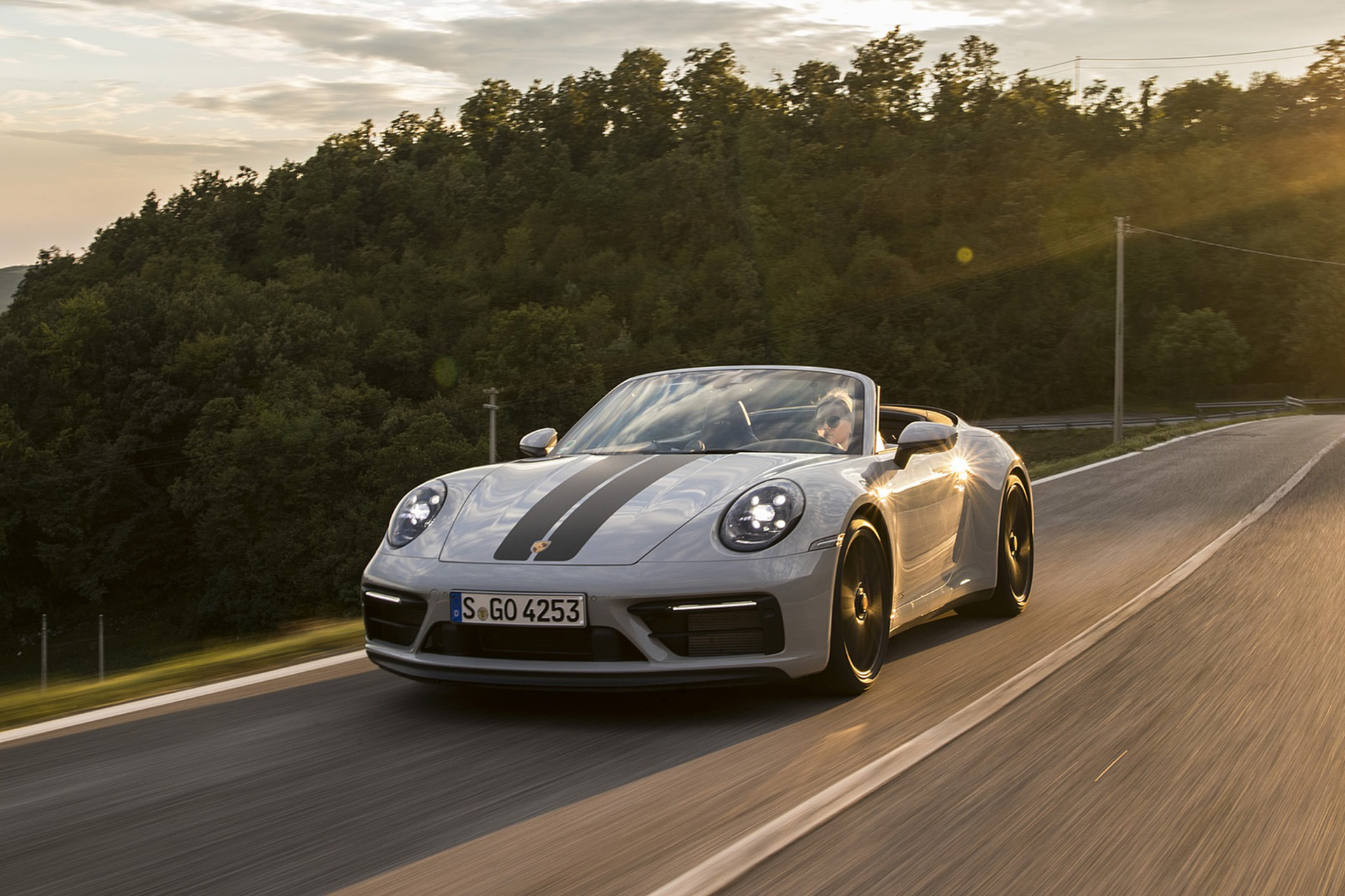 Download 2022 Porsche 911 Carrera GTS Cabriolet - Front HD Wallpaper 1920x1279 #24