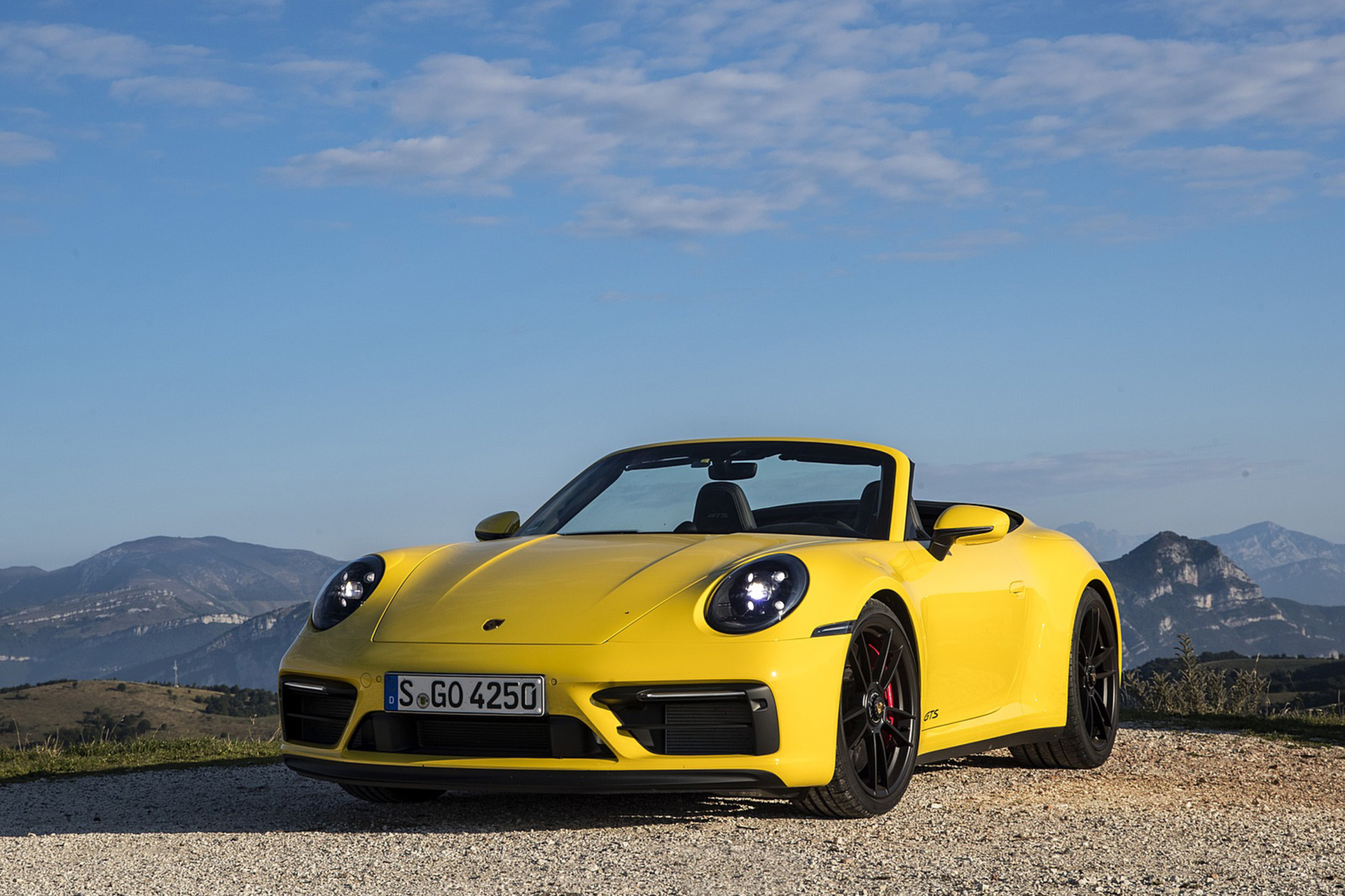 Download 2022 Porsche 911 Carrera GTS Cabriolet - Front HD Wallpaper 1920x1280 #8