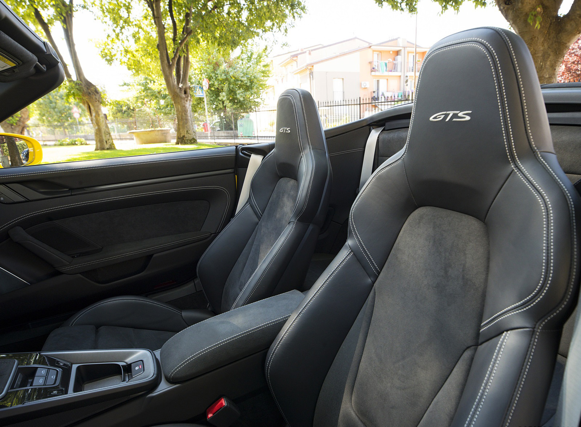 Download 2022 Porsche 911 Carrera GTS Cabriolet - Interior, Seats HD Wallpaper 1920x1409 #21