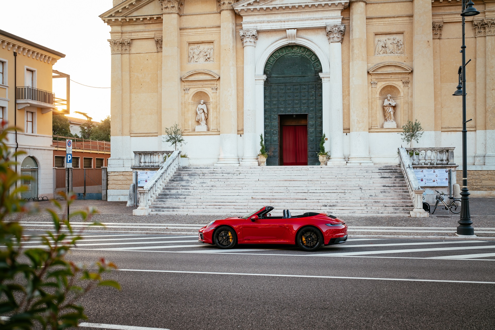 Download 2022 Porsche 911 Carrera GTS Cabriolet - Side HD Wallpaper 1921x1281 #44