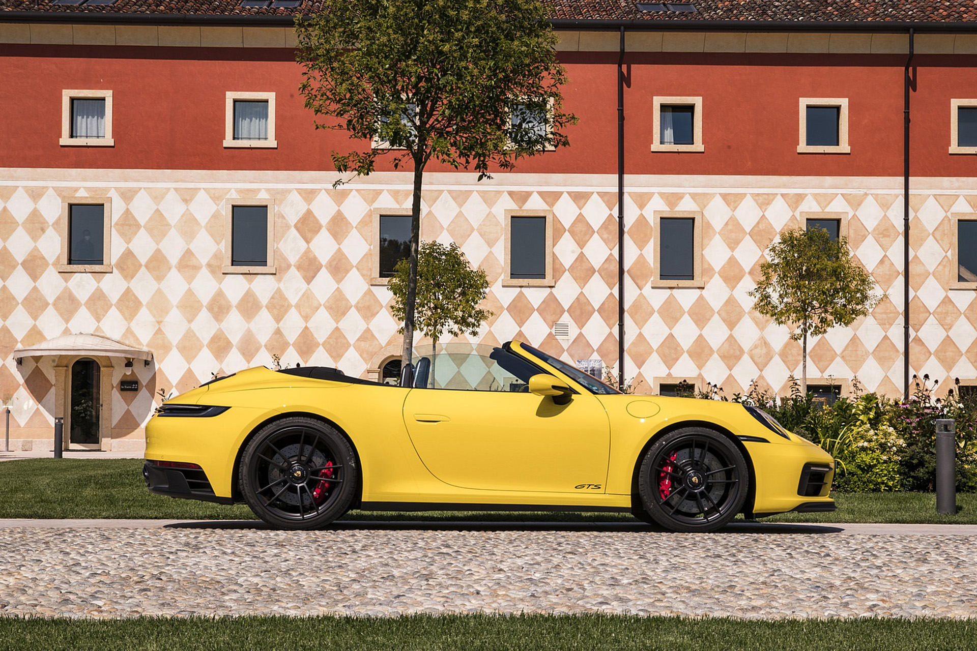 Download 2022 Porsche 911 Carrera GTS Cabriolet - Side HD Wallpaper 1920x1280 #11