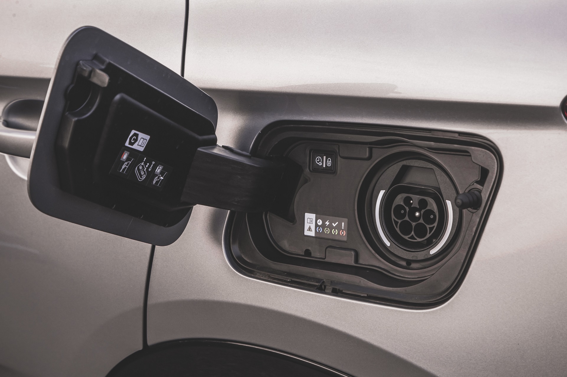 Download 2022 Vauxhall Grandland GS Line - Charging Connector HD Wallpaper 1921x1280 #40