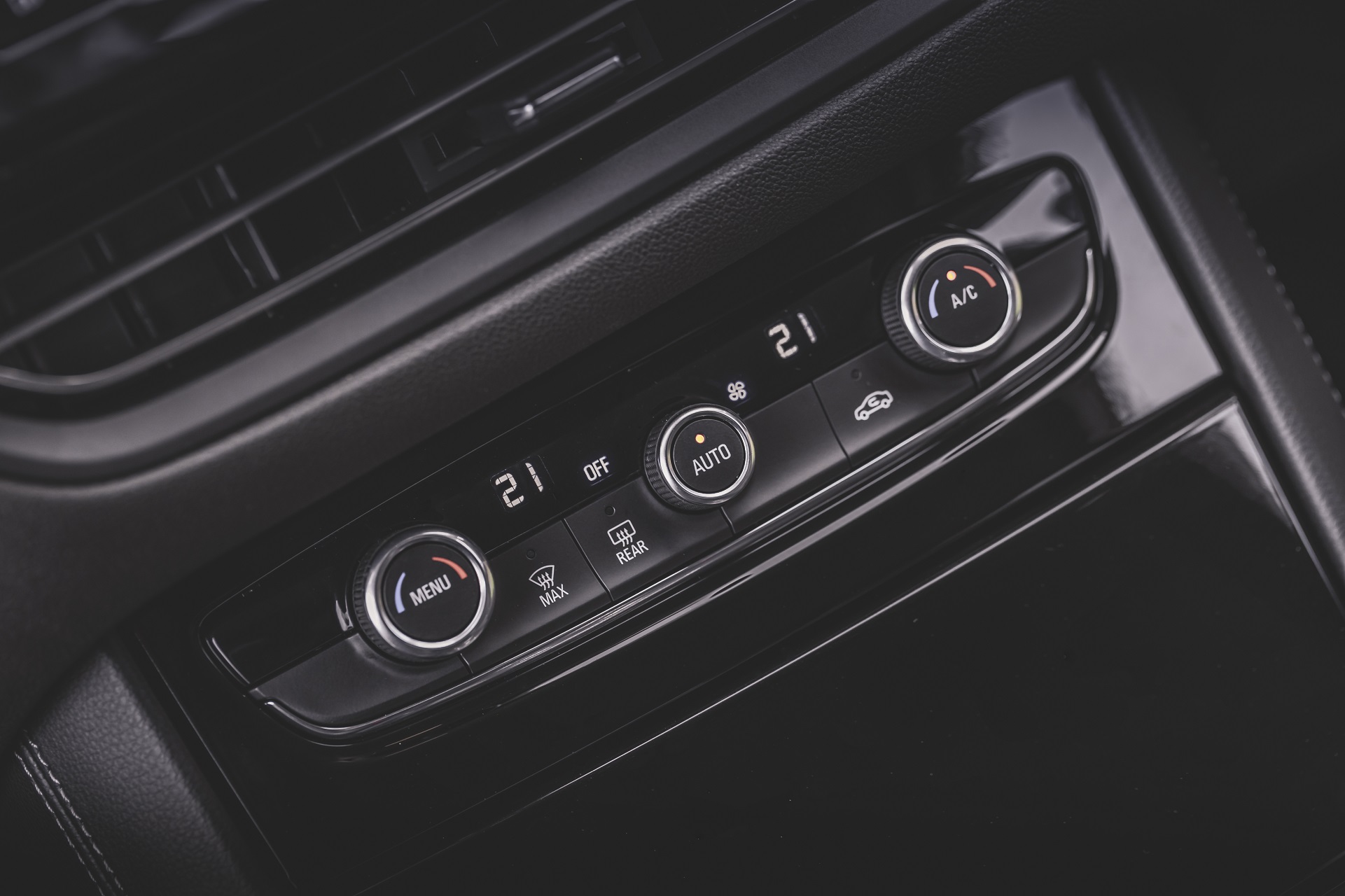 Download 2022 Vauxhall Grandland GS Line - Interior, Detail HD Wallpaper 1921x1280 #59