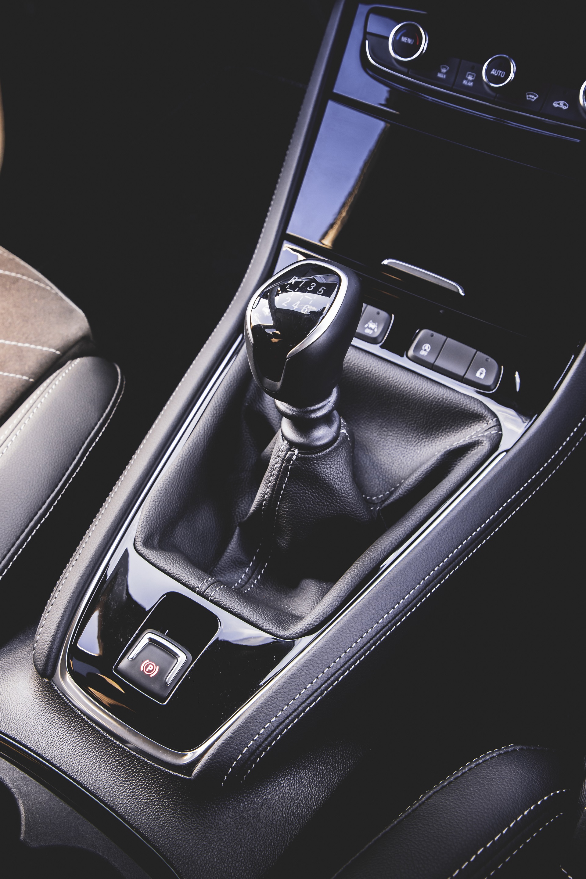 Download 2022 Vauxhall Grandland Ultimate - Interior, Detail HD Phone Wallpaper 1921x2881 #97