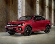 2022 Volkswagen T-Roc Cabriolet - Front Three-Quarter Wallpaper 190x150