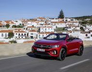 2022 Volkswagen T-Roc Cabriolet - Front Three-Quarter Wallpaper 190x150