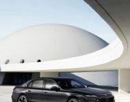 2023 BMW 760i xDrive - Front Three-Quarter Wallpaper 190x150