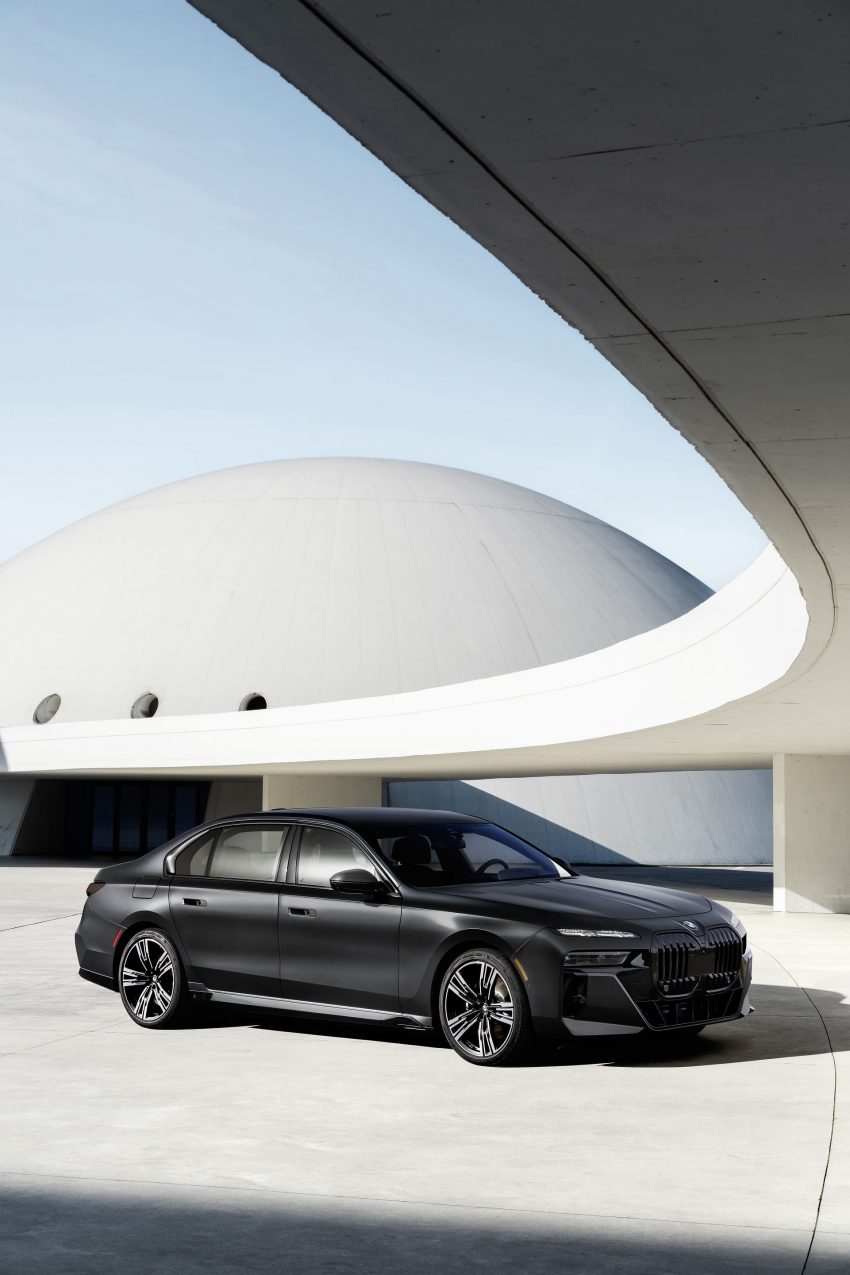 2023 BMW 760i xDrive - Front Three-Quarter Phone Wallpaper 850x1275 #10