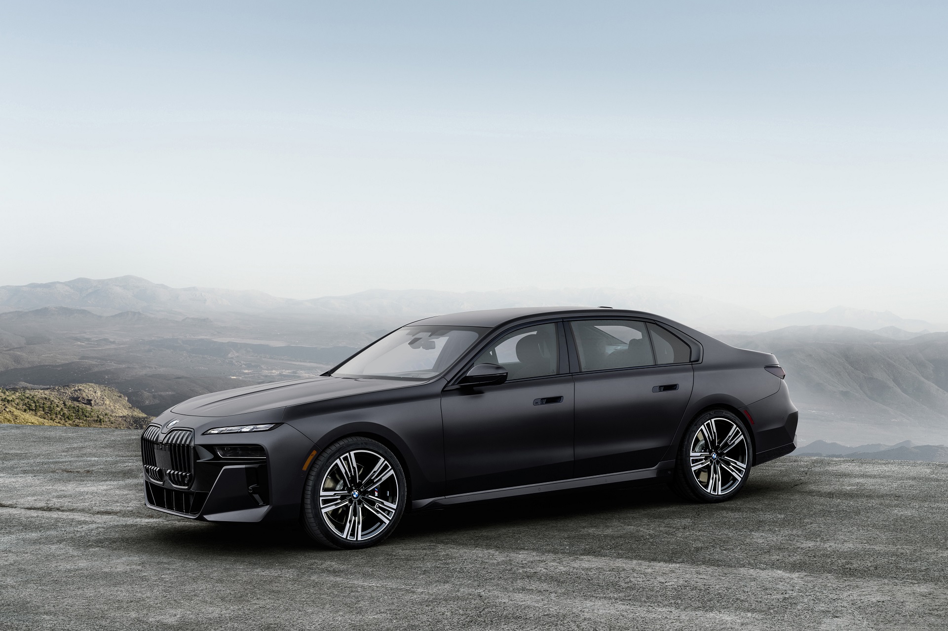 Download 2023 BMW 760i xDrive - Front Three-Quarter HD Wallpaper 1921x1280 #13