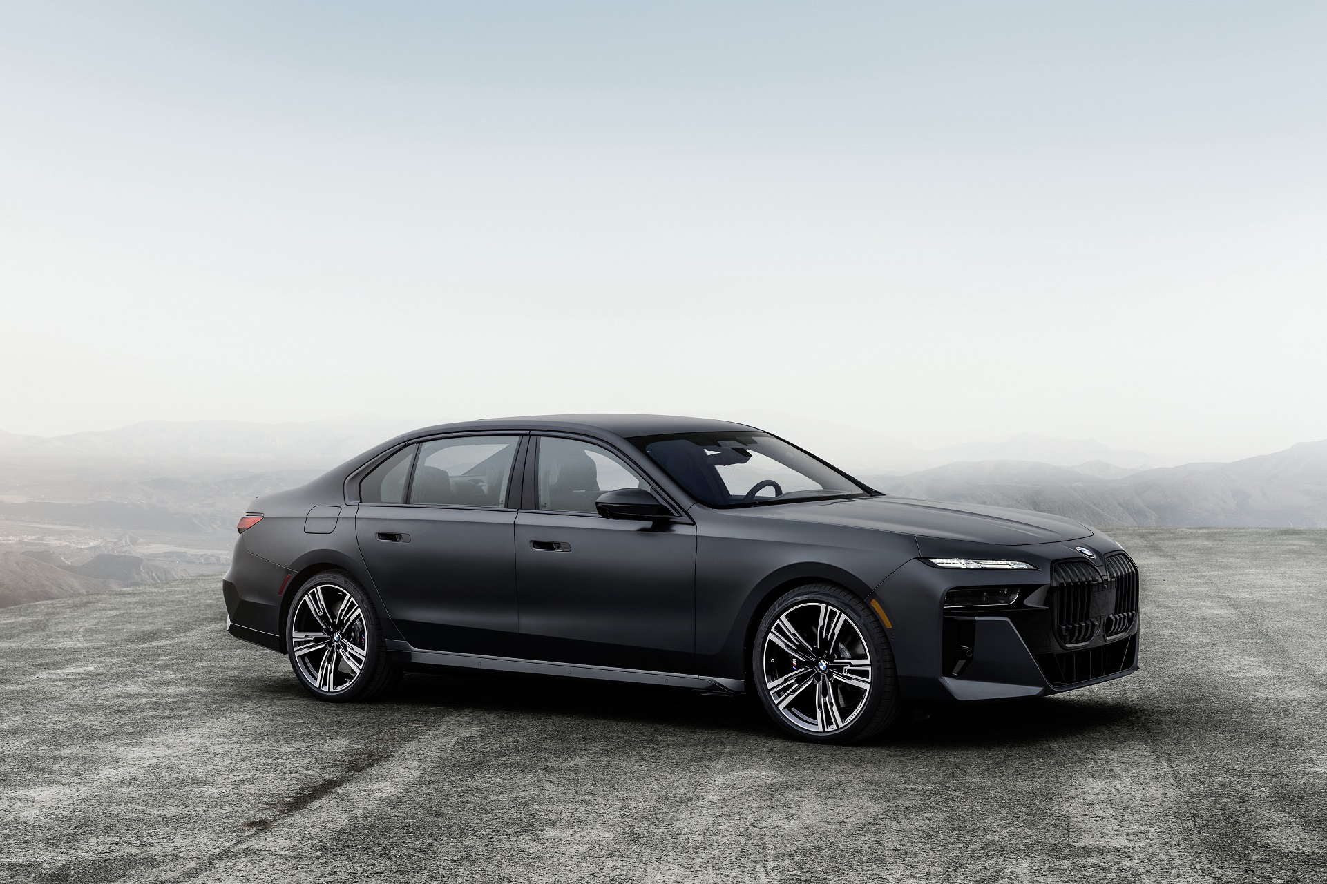 Download 2023 BMW 760i xDrive - Front Three-Quarter HD Wallpaper 1921x1280 #14