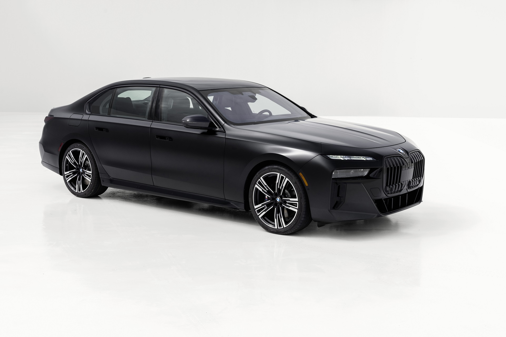 Download 2023 BMW 760i xDrive - Front Three-Quarter HD Wallpaper 1921x1280 #22
