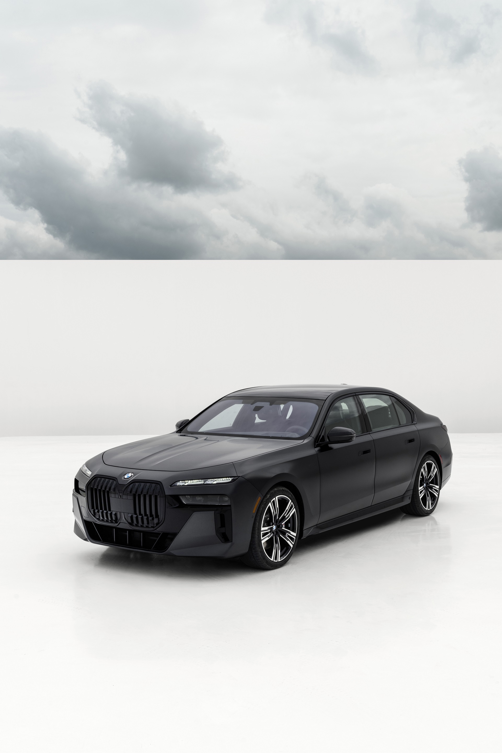 Download 2023 BMW 760i xDrive - Front Three-Quarter HD Phone Wallpaper 1921x2881 #23