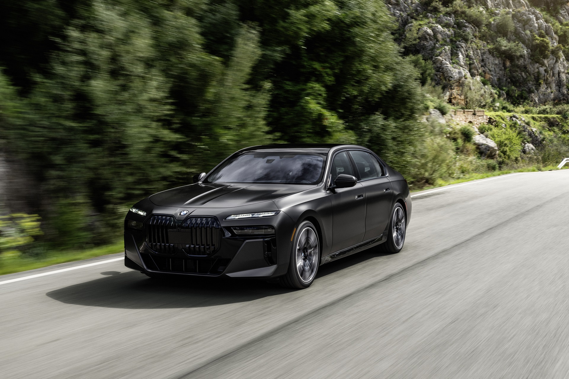 Download 2023 BMW 760i xDrive - Front Three-Quarter HD Wallpaper 1921x1280 #3