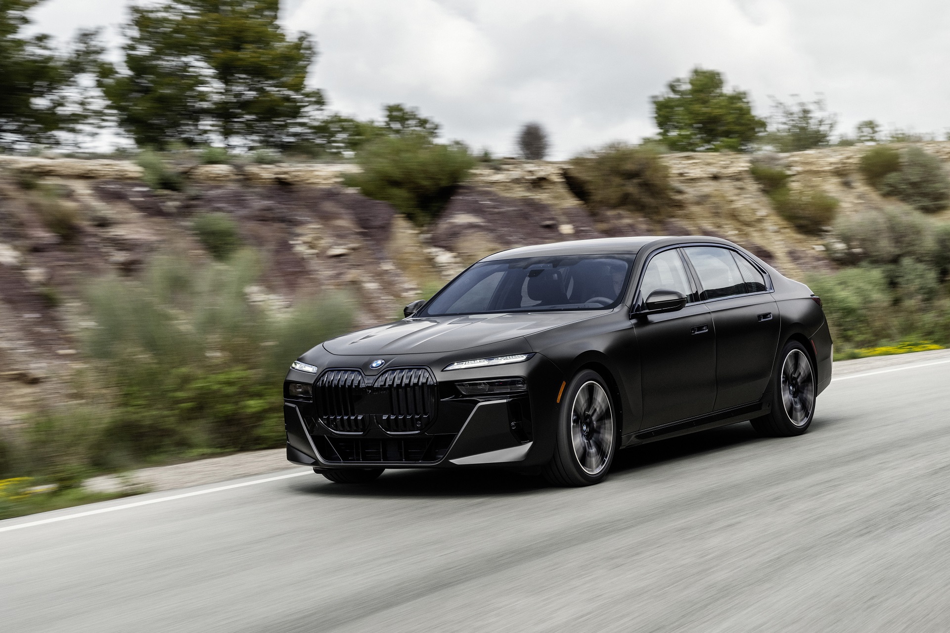 Download 2023 BMW 760i xDrive - Front Three-Quarter HD Wallpaper 1921x1280 #1