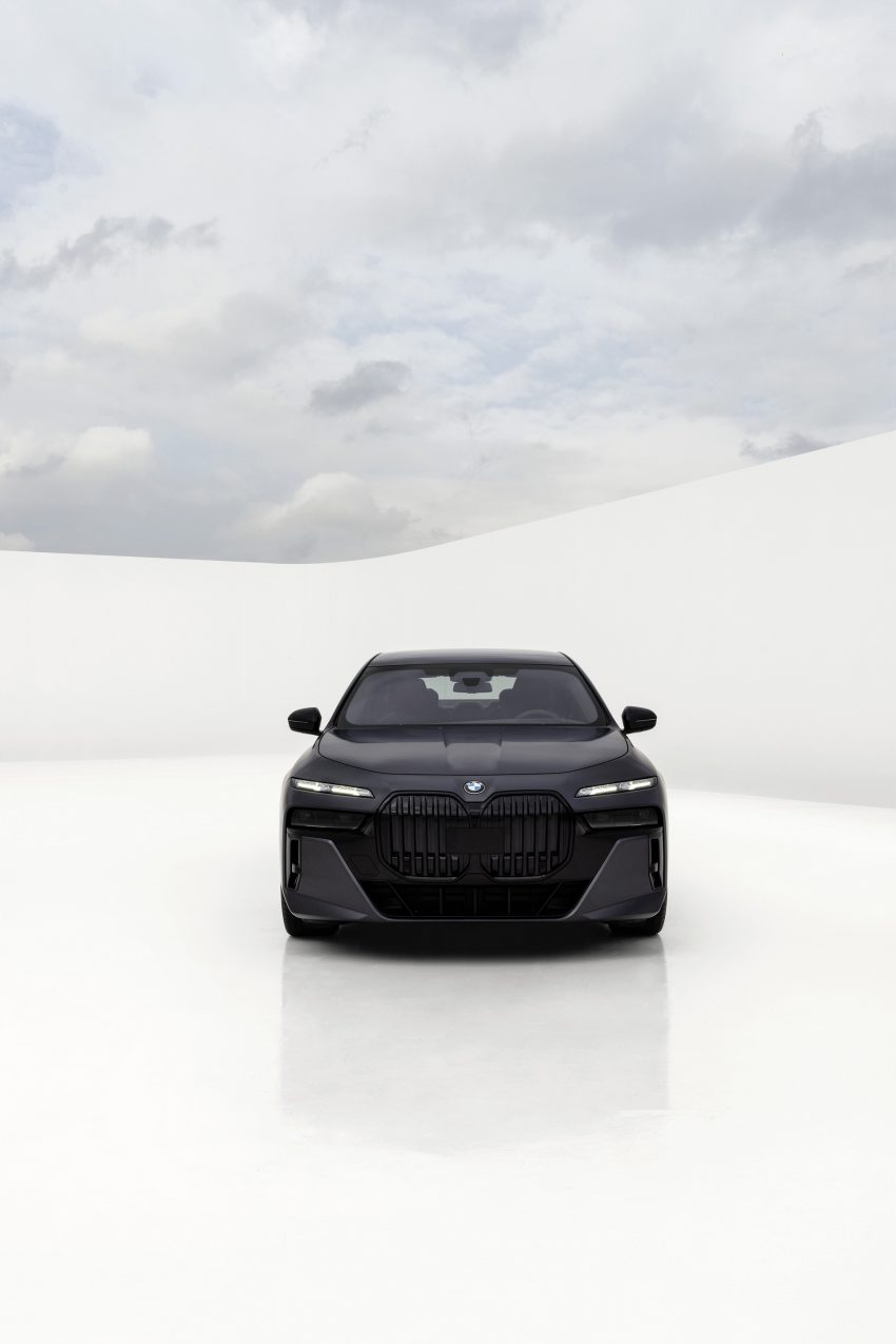 2023 BMW 760i xDrive - Front Phone Wallpaper 850x1275 #24