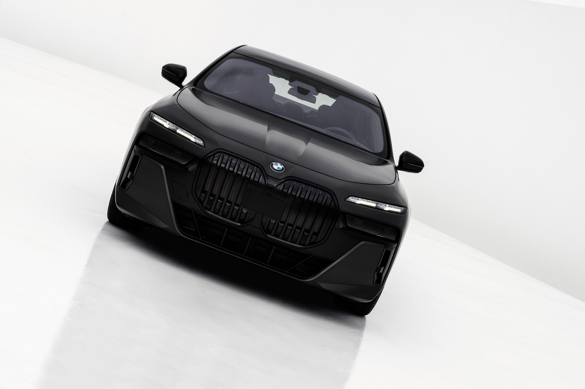 Download 2023 BMW 760i xDrive - Front HD Wallpaper 1921x1280 #25