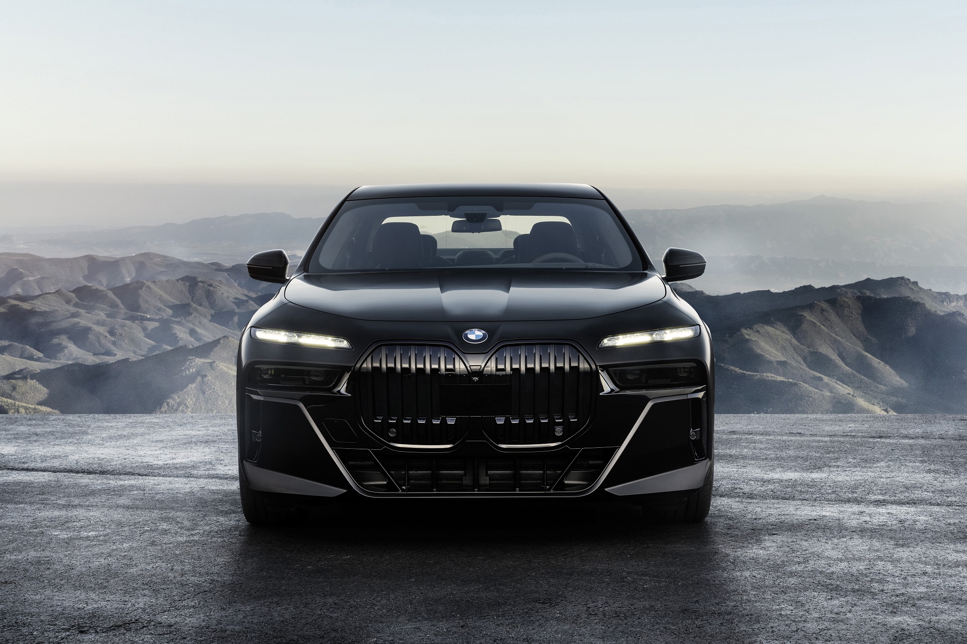 Download 2023 BMW 760i xDrive - Front HD Wallpaper 1921x1280 #15