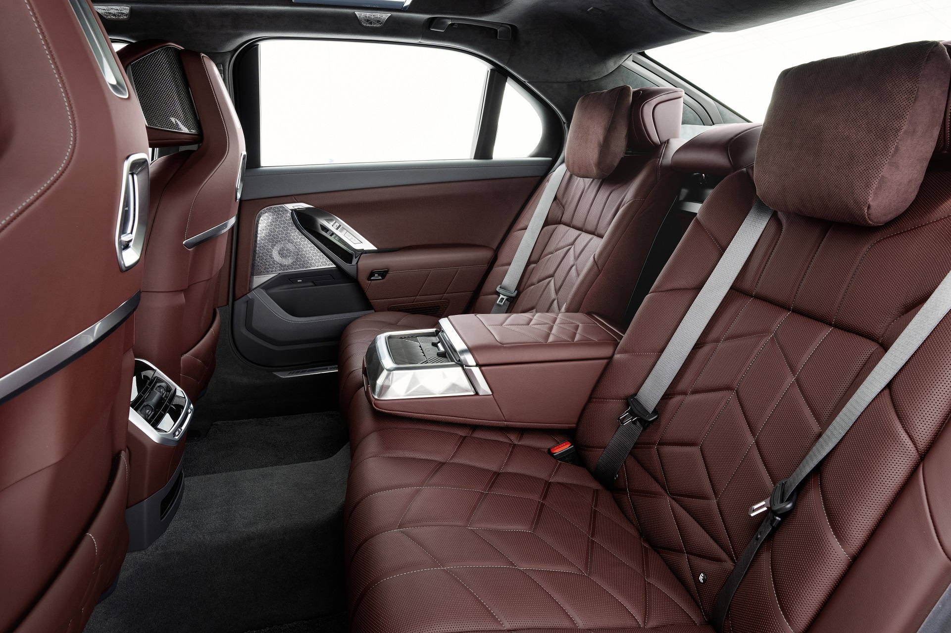 Download 2023 BMW 760i xDrive - Interior, Rear Seats HD Wallpaper 1921x1280 #42
