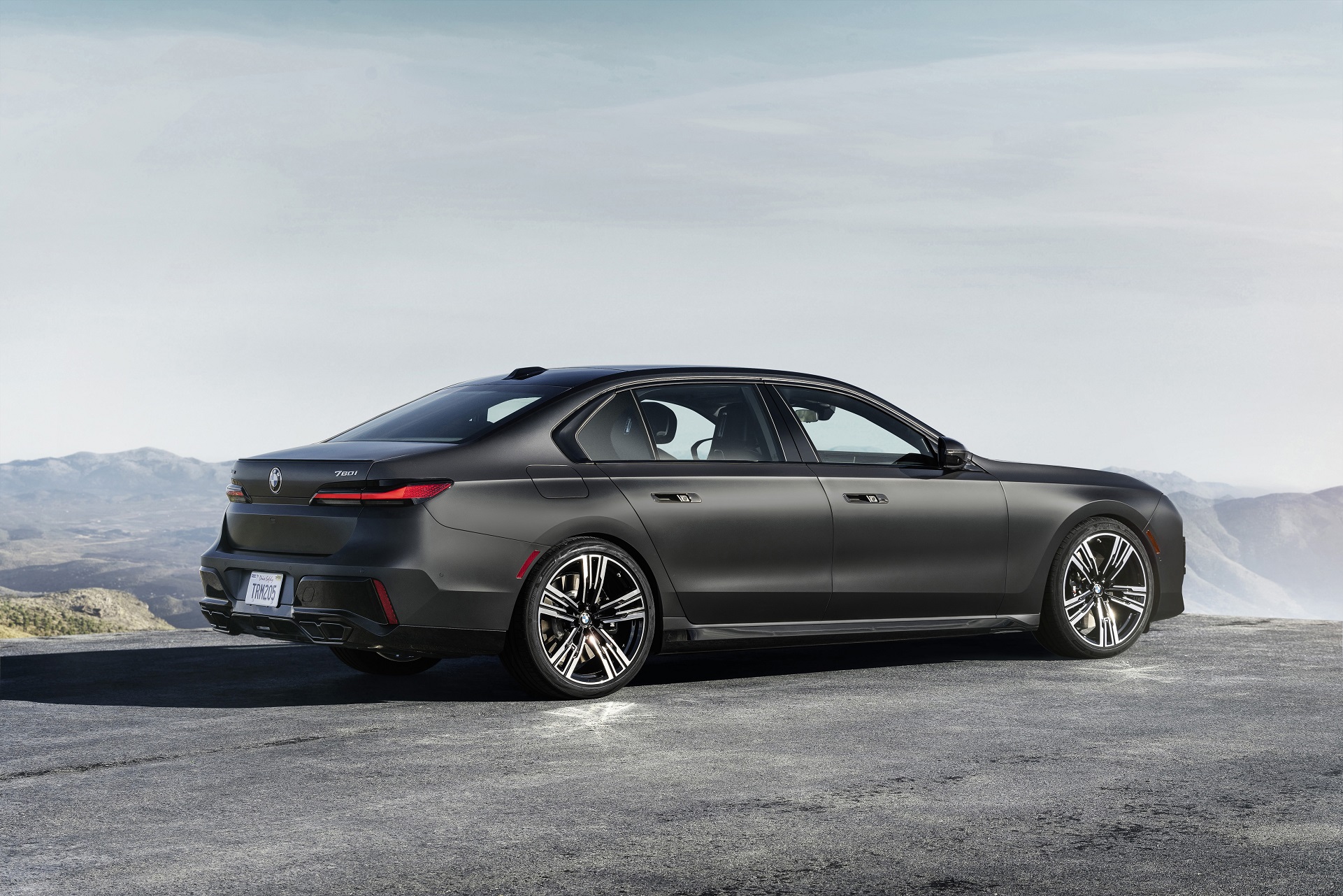 Download 2023 BMW 760i xDrive - Rear Three-Quarter HD Wallpaper 1921x1281 #18