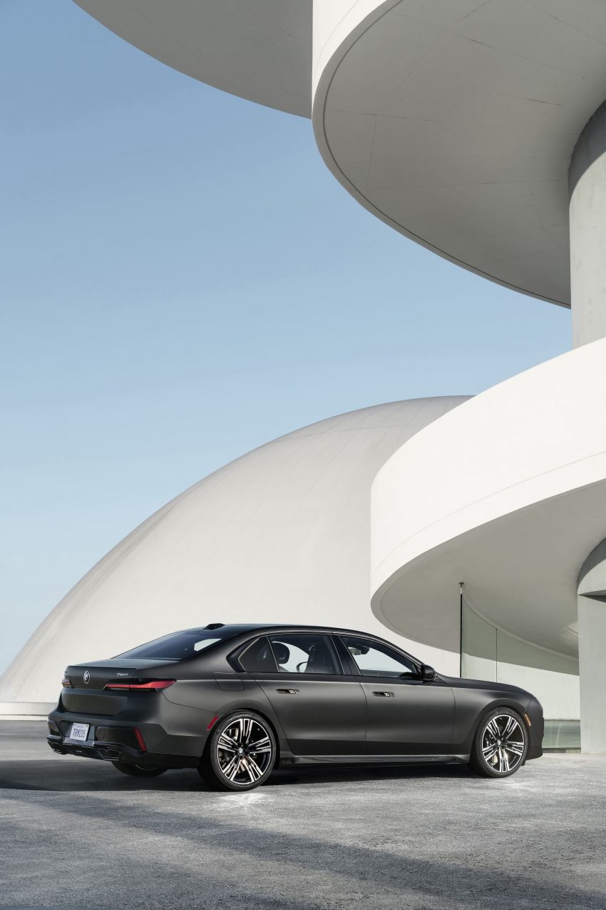 2023 BMW 760i xDrive - Rear Three-Quarter Phone Wallpaper 850x1275 #11