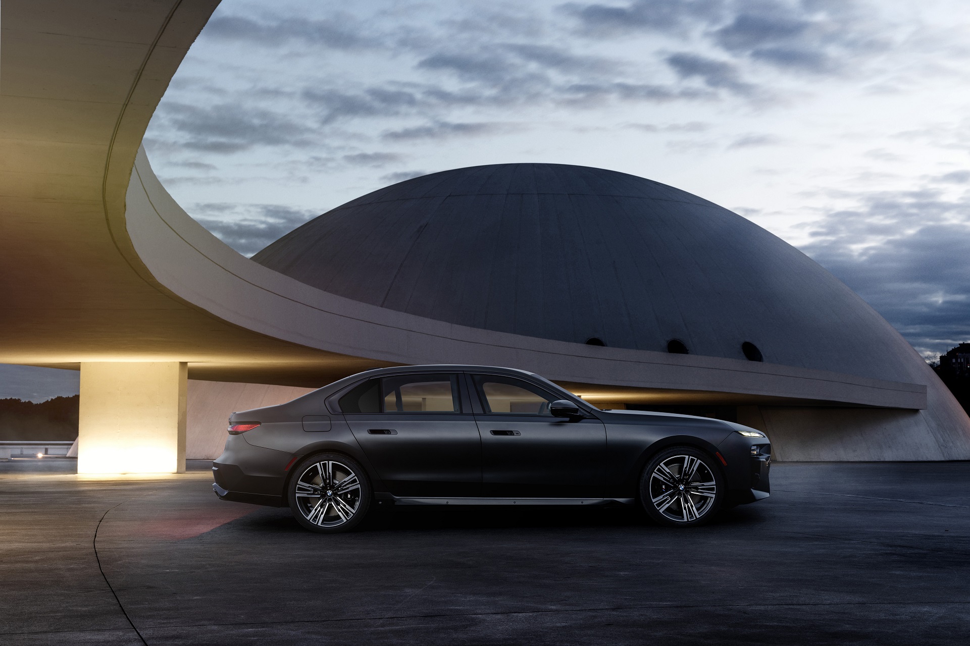 Download 2023 BMW 760i xDrive - Side HD Wallpaper 1921x1280 #12