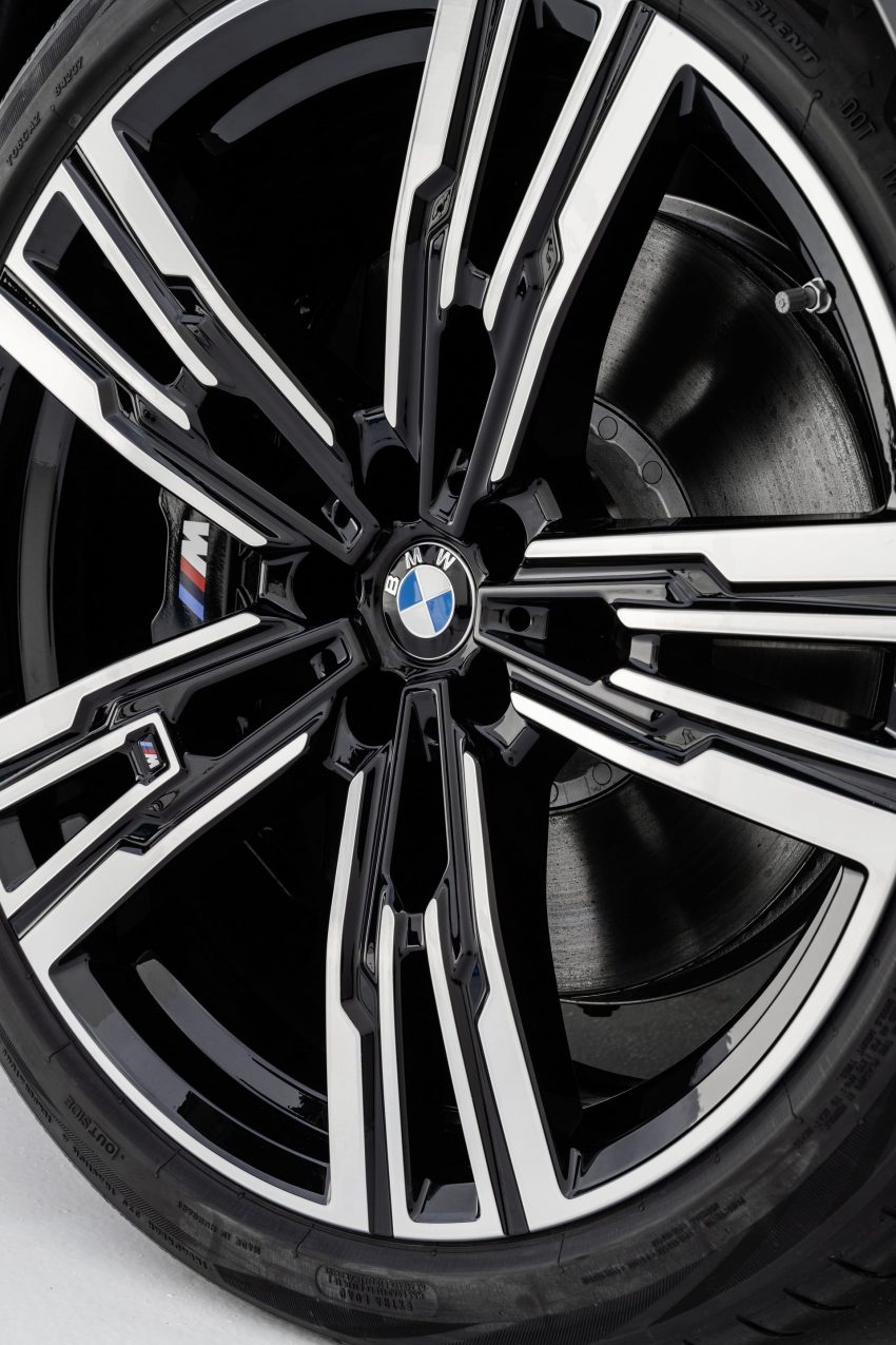 2023 BMW 760i xDrive - Wheel Phone Wallpaper 850x1275 #28