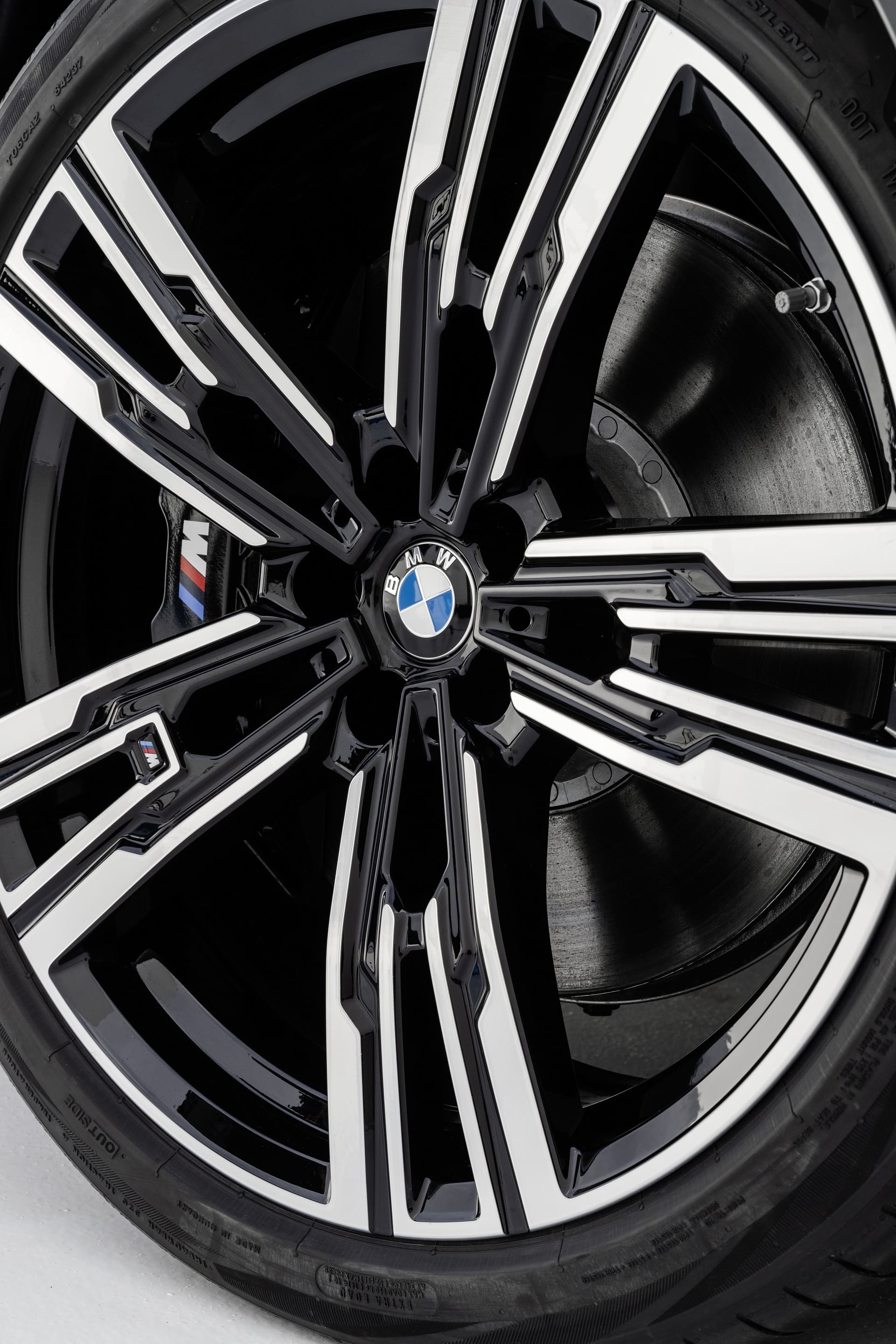 Download 2023 BMW 760i xDrive - Wheel HD Phone Wallpaper 1921x2881 #28
